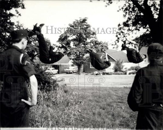Press Photo British troop exercise near a Hertfordshire housing estate - Historic Images