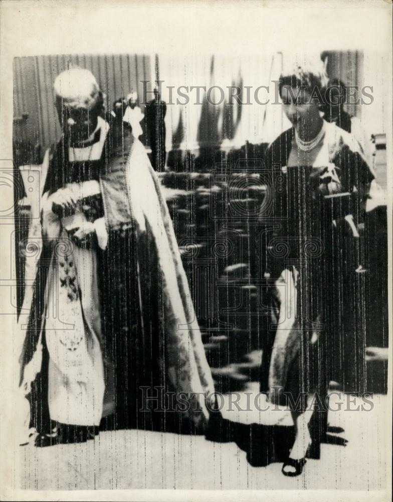 1953 Press Photo Queen At Christmas Day Service with Rt Rev. W.J. Simkin - Historic Images