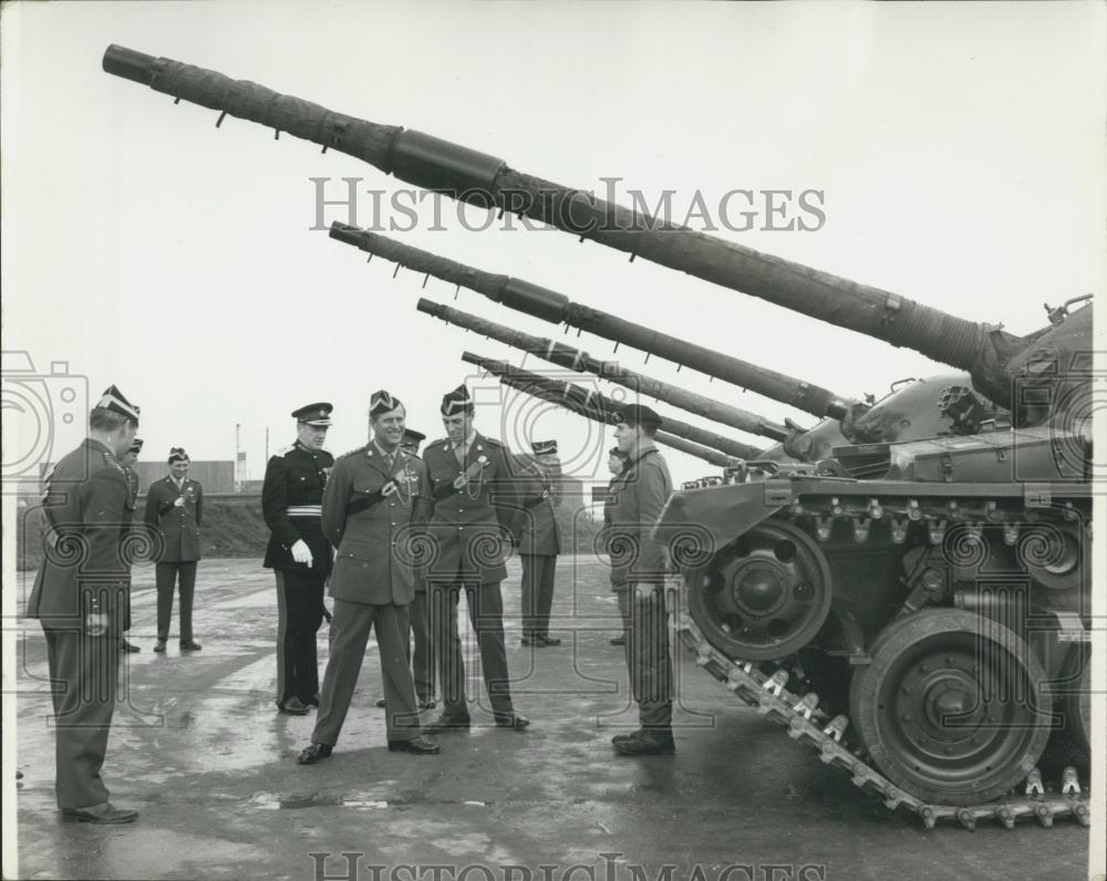 1969 Press Photo Prince Philip seen meeting tanks crews at Bovington - Historic Images