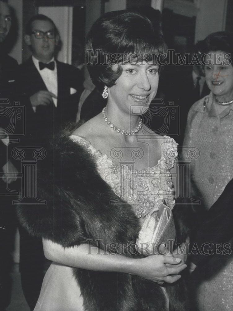 1964 Press Photo Princess Margaret Steps Out With New Hairstyle - Historic Images