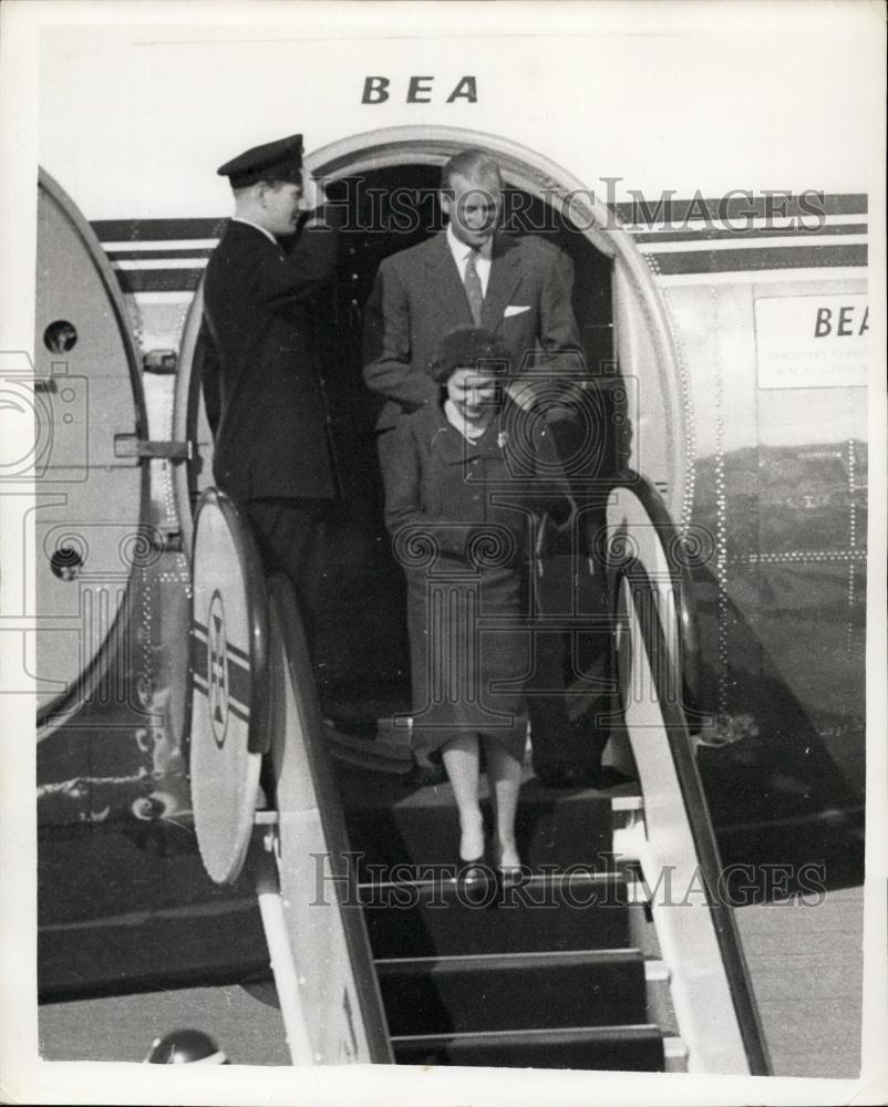 1957 Press Photo Queen and Duke of Edinburgh Reunited - Historic Images