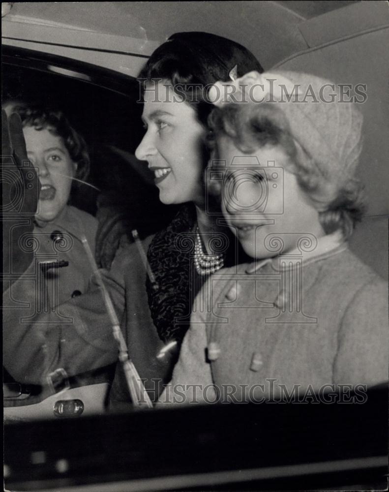 1957 Press Photo H.M. The Queen and her daughter Princess Anne - Historic Images