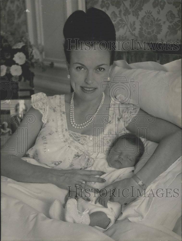 1965 Press Photo Madame Herzog wife of French Stat sec and new baby - Historic Images