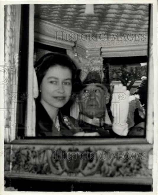 1957 Press Photo H.M. The Queen with President Lopes in Lisbon - Historic Images