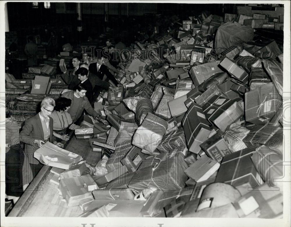 1962 Press Photo Soting area full of Postal parcels at Mt Pleasant - Historic Images