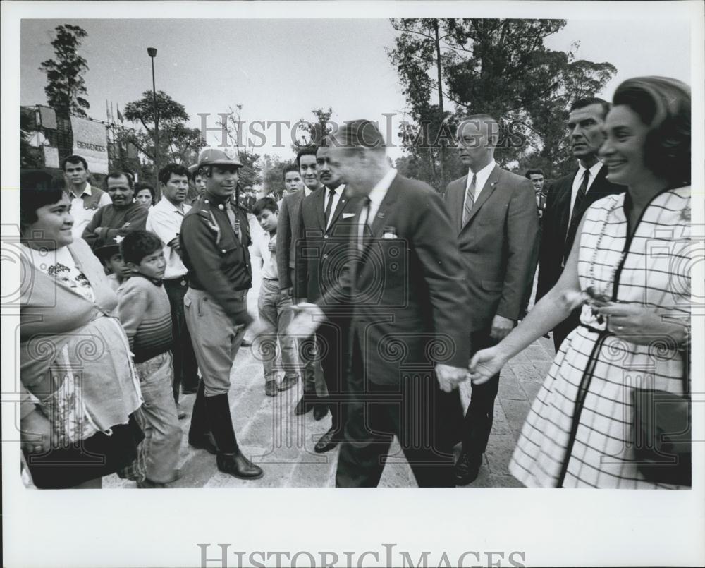 Press Photo Nelson and Happy Rockefeller in Mexico, 1969 - Historic Images