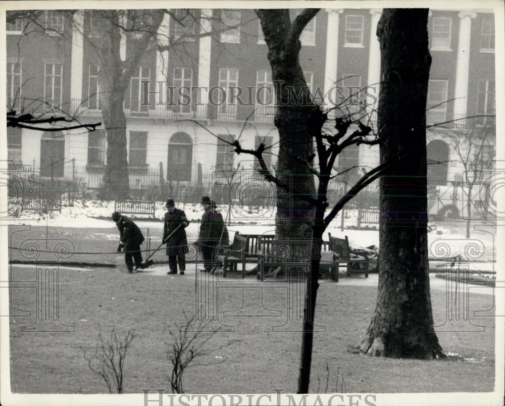 1955 Press Photo Police at scene where murded girl was found - Historic Images