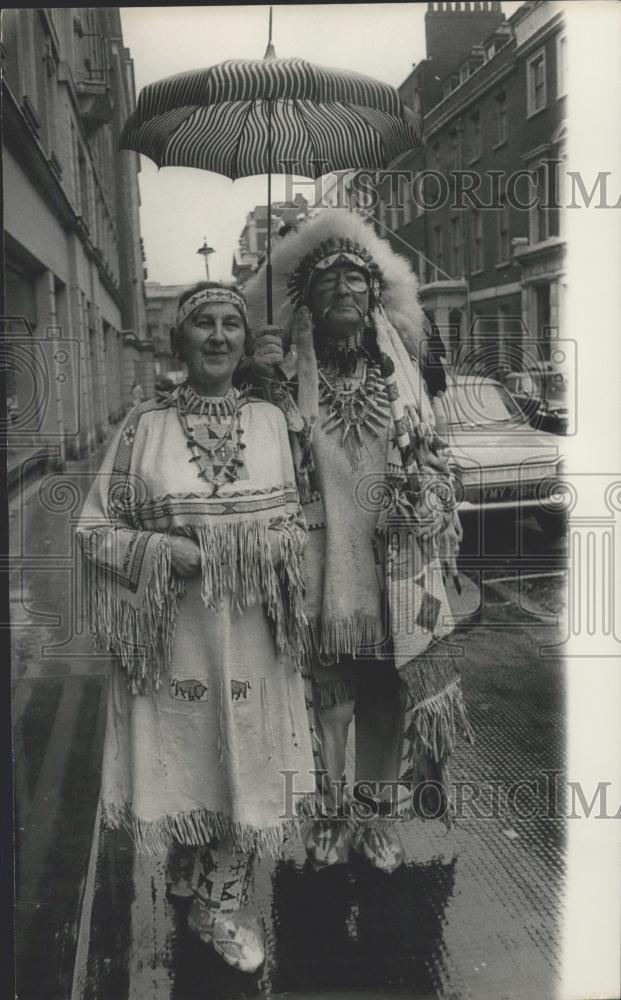 1970 Press Photo Ed. Blackmore in full Indian regalia at U.S. travel Service - Historic Images