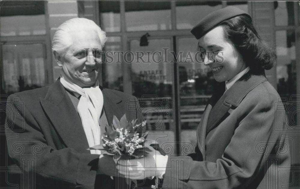 1957 Press Photo A good luck lily for Herr Piscator - Historic Images