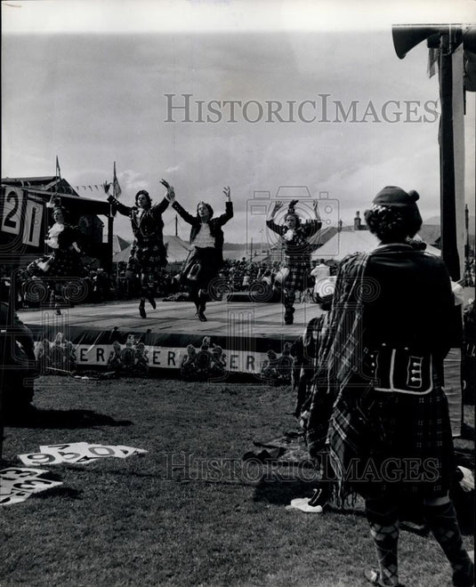 Press Photo girls compete in the Highland Dancing competitions - Historic Images