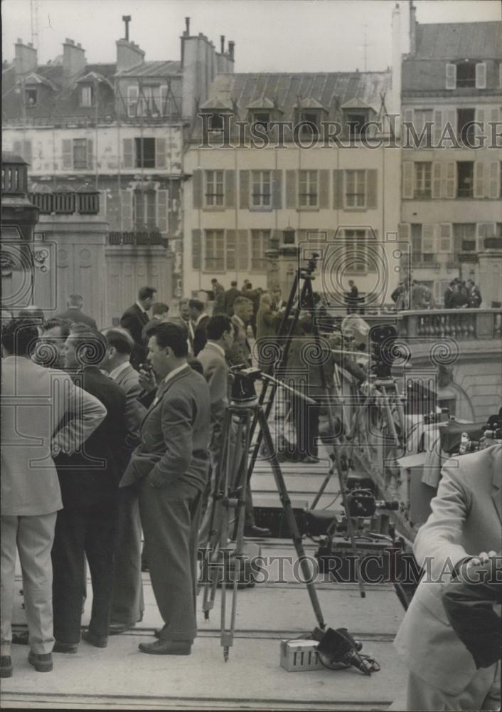 1960 Press Photo Newsmen as Summit talks open in Paris - Historic Images