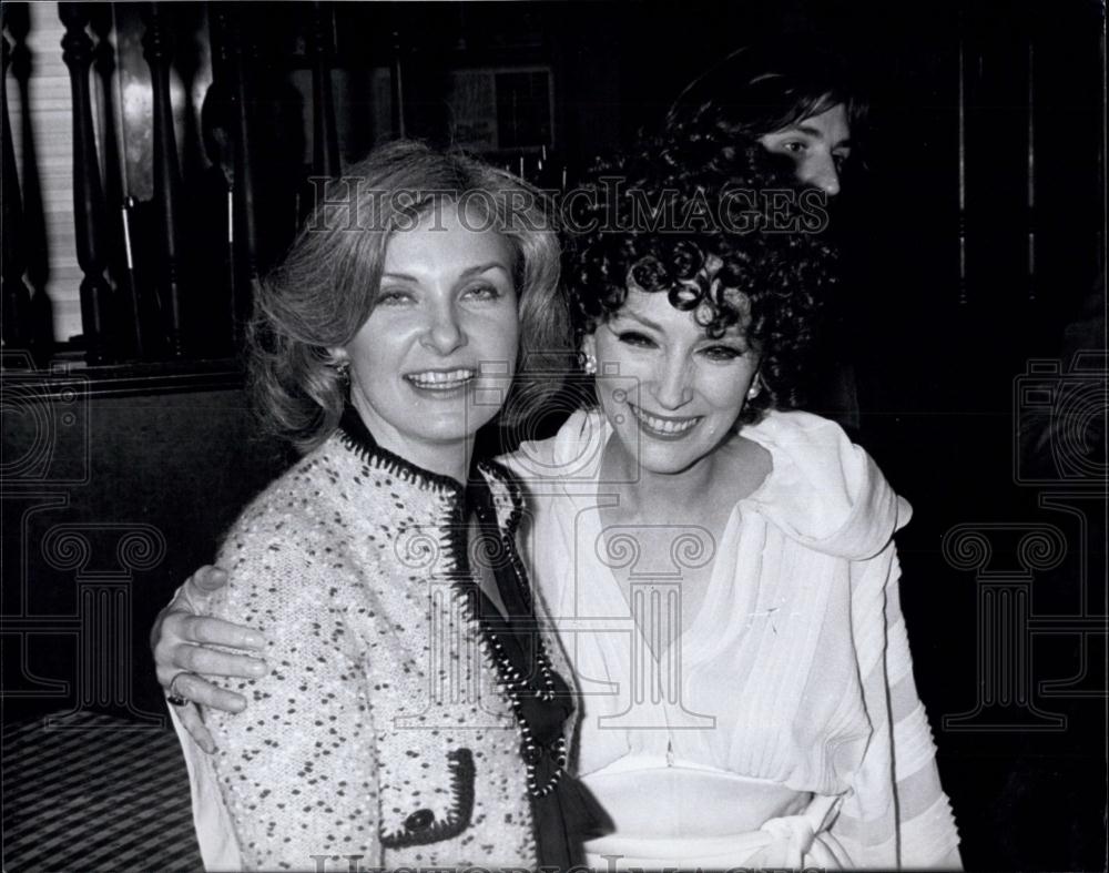 1974 Press Photo Actresses Joanne Woodward, &amp;Valentina Cortese, - Historic Images