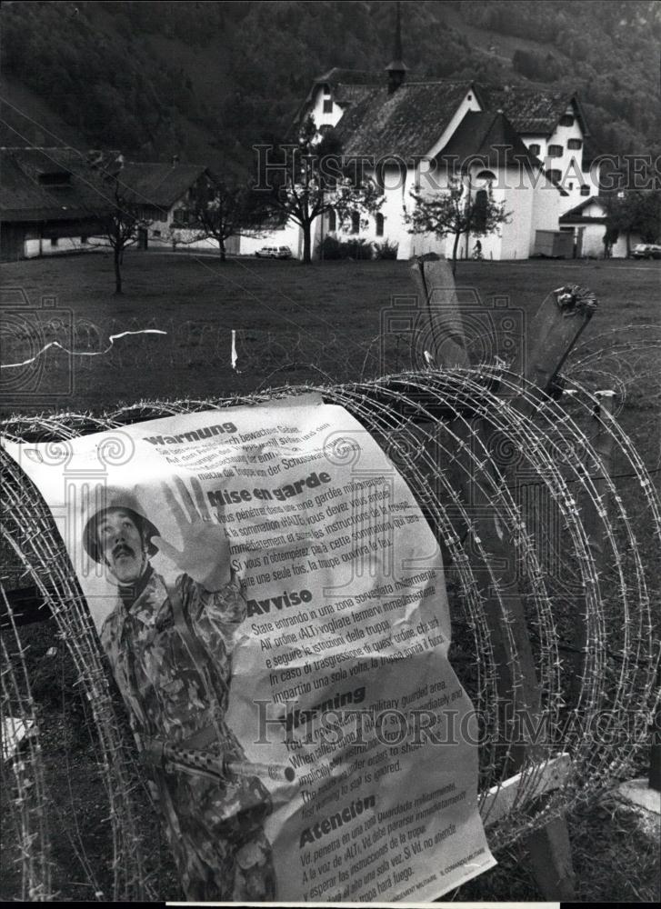 Press Photo barbed wire with a poster, saying: Warning of security zone - Historic Images