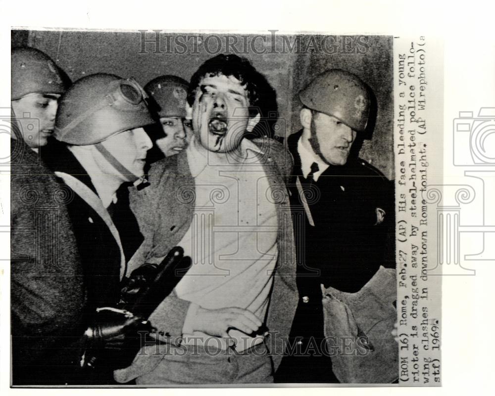 1969 Press Photo bleeding young riot dragged by police - Historic Images