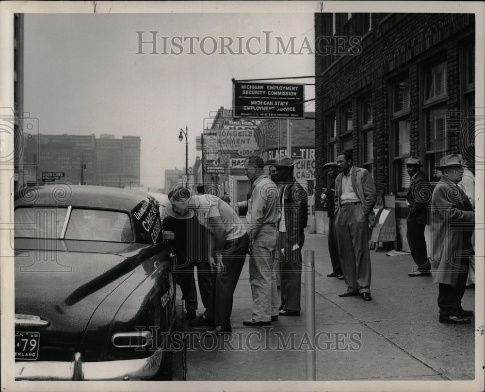 1955 Press Photo Check Cashing MESC Unemployment - Historic Images