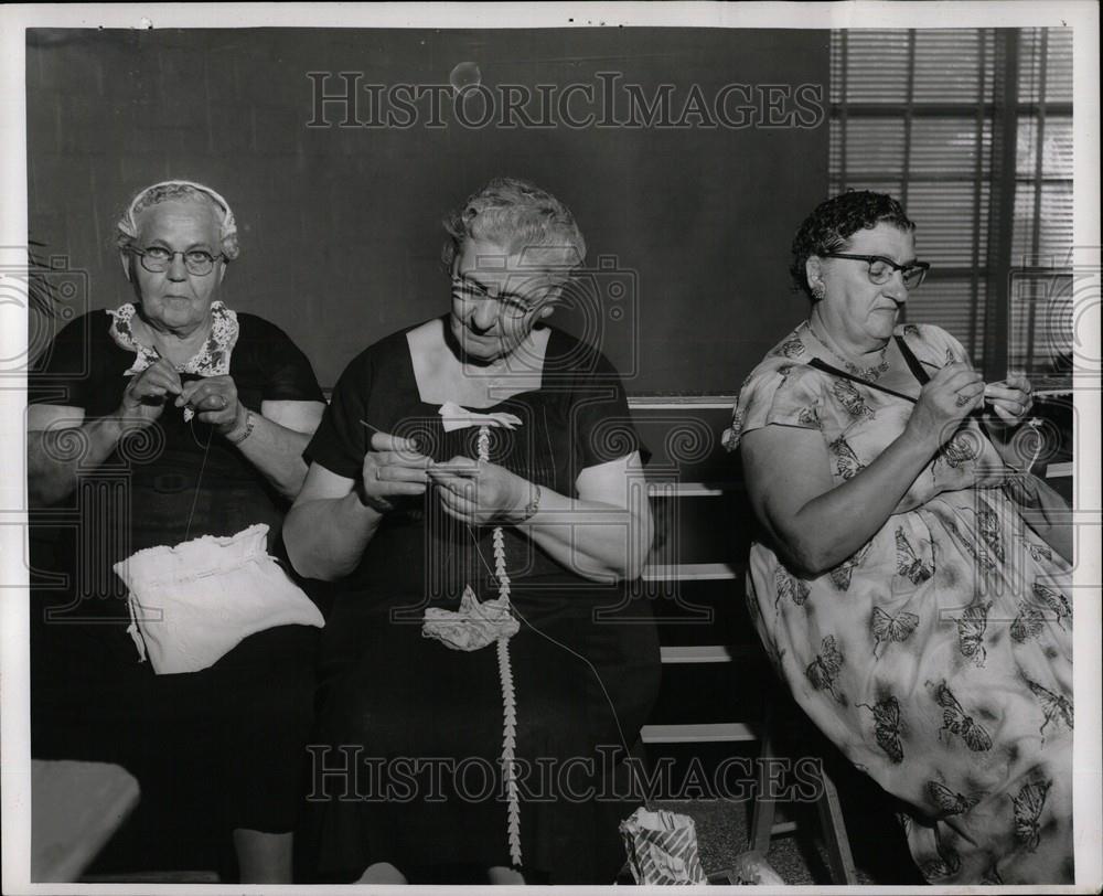 1958 Press Photo Nimble Sixties Crocheting Contest - Historic Images