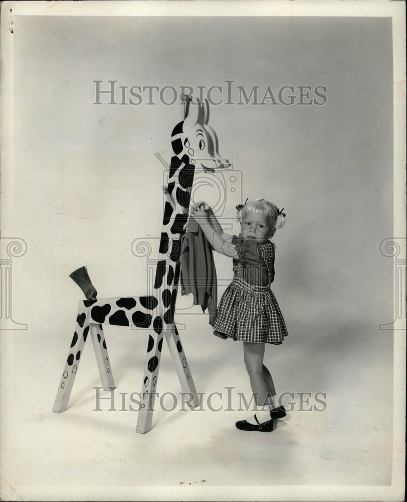 1968 Press Photo Model Giraffe Child - Historic Images