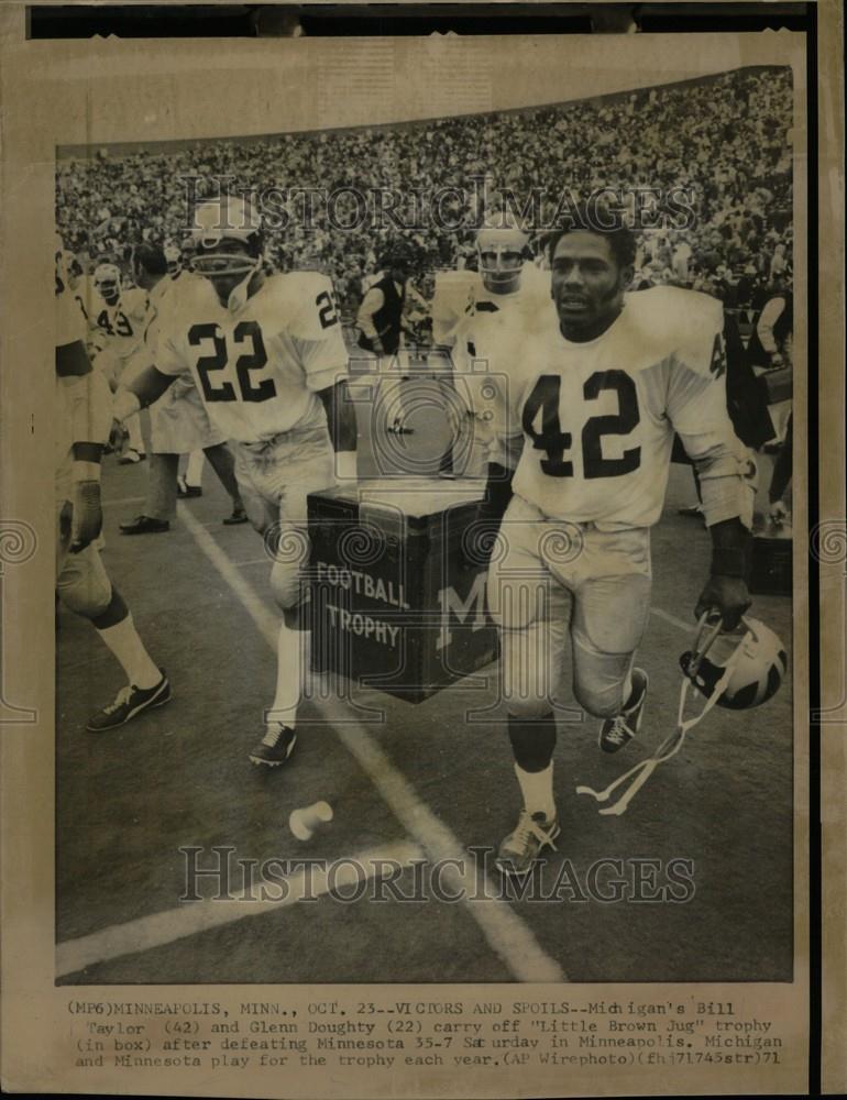 Press Photo Bill Taylor Glenn Doughty carry trophy - Historic Images