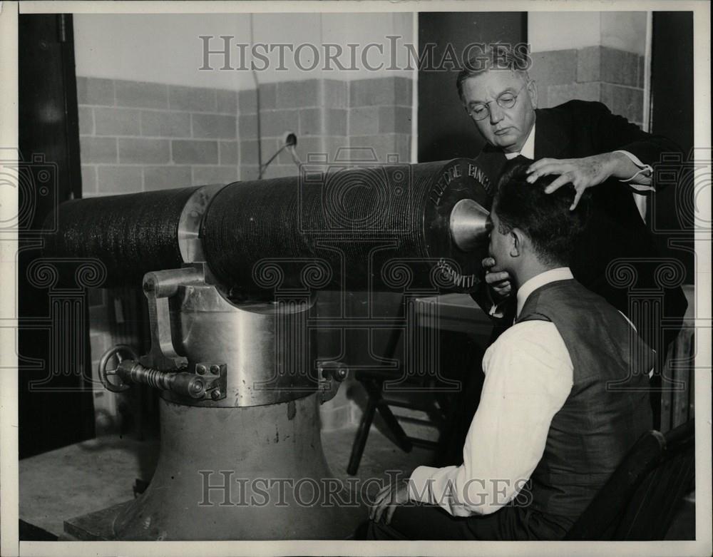 1932 Press Photo Dr. John Green Demonstrating Magnets - Historic Images