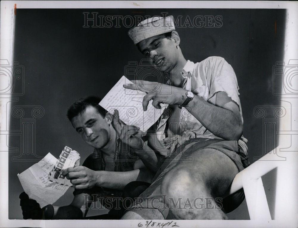 1959 Press Photo ship crew letter from the beloved - Historic Images