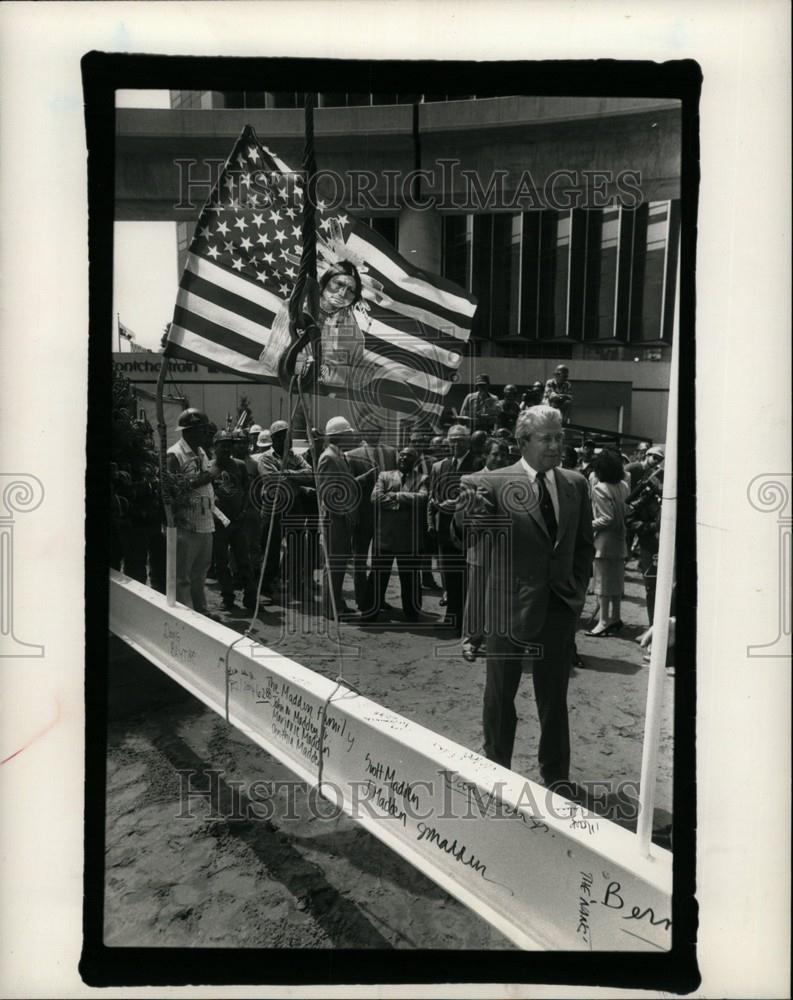 1988 Press Photo JOHN MADDEN MAYOR COLEMAN YOUNG - Historic Images