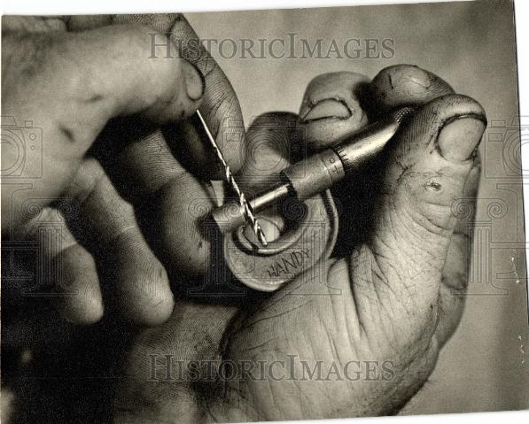 1964 Press Photo Men working - Historic Images