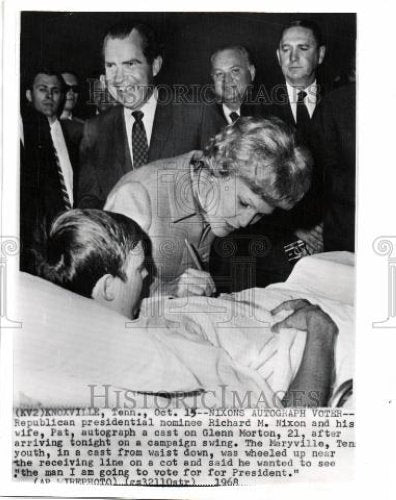 1968 Press Photo Richard Pat Nixon Glenn Morton sign - Historic Images