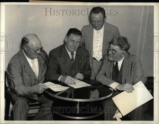 1935 Press Photo Longshoreman Association Resolution - Historic Images