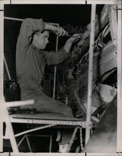 1952 Press Photo Joseph Baines F-51 engine - Historic Images