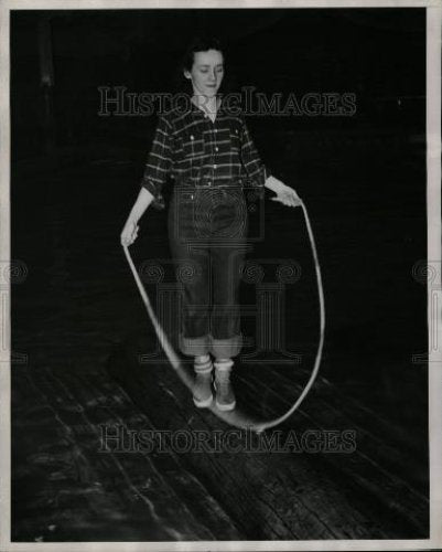 1940 Press Photo Marietta Phipps rope log rolling - Historic Images