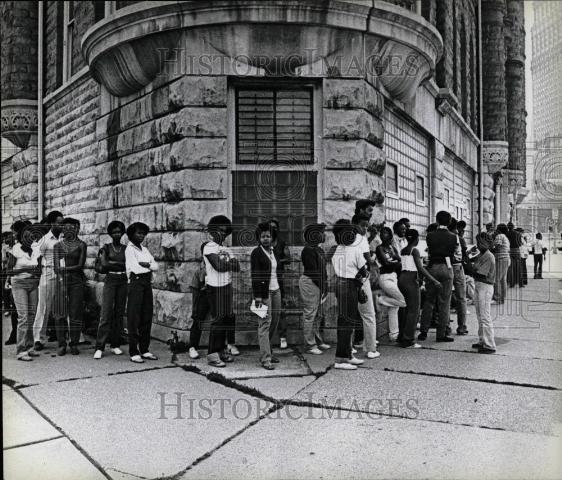 1980 Press Photo Black teenagers line Detroit sidewalk - Historic Images