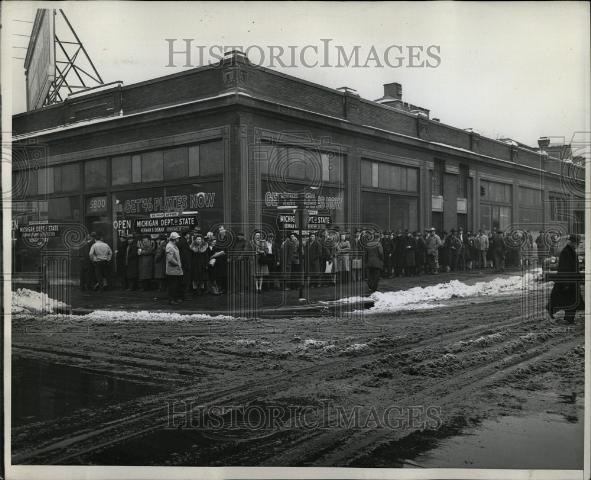 1946 Press Photo Line Ups - Historic Images