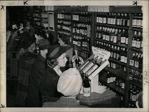 1943 Press Photo Liquor shortage supply demand - Historic Images