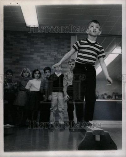 1967 Press Photo Madison Heights School improves walk - Historic Images