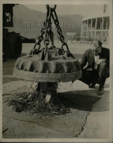 1929 Press Photo W E Gougar magnet for carpark clean - Historic Images
