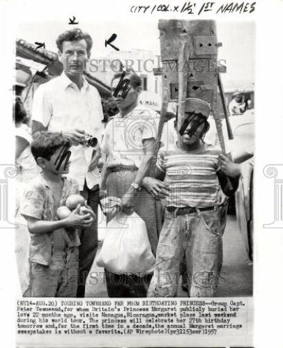 1957 Press Photo Group Capt Peter Townsend Nicaragua - Historic Images