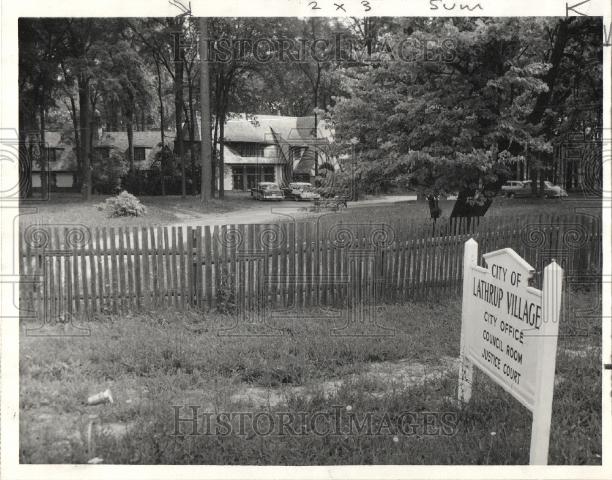 1956 Press Photo Lathrup Village Oakland Michigan - Historic Images