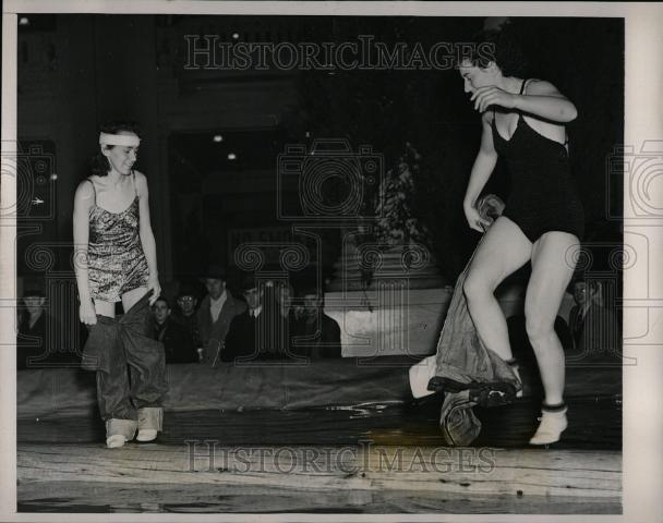 1940 Press Photo Phipps Malott Log rolling strip tease - Historic Images