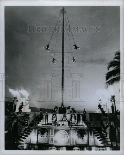 Press Photo Flying Aztecs of Papantla - Historic Images