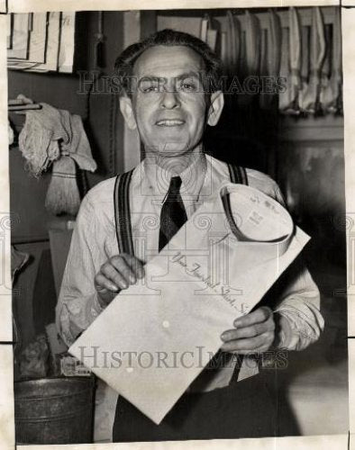 1945 Press Photo Max Gold Woodward Laundry in Detroit - Historic Images