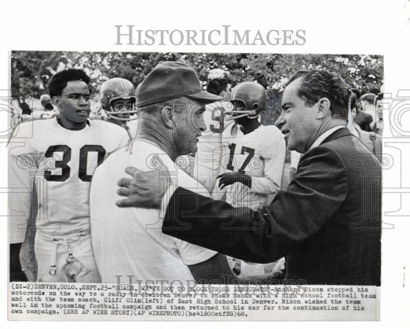 1968 Press Photo Richard Nixon Meets HS Football Team - Historic Images