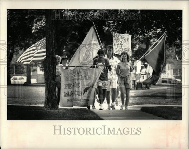 1987 Press Photo Michigan Peace March nuclear weapons - Historic Images