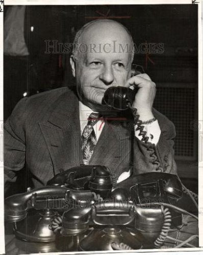 1979 Press Photo Harry Toy allow shorts while on duty - Historic Images