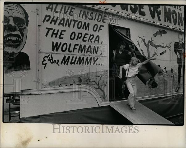 1975 Press Photo Two fairgoers take a last romp - Historic Images