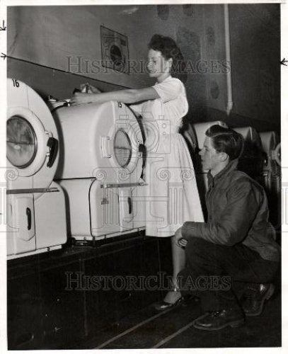 Press Photo LaunderetteJ anise Medall George Agers - Historic Images