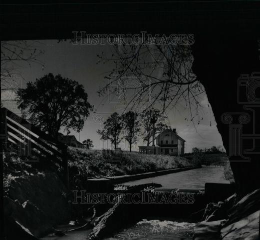 Press Photo Nature Frames Macon&#39;s Charms - Historic Images