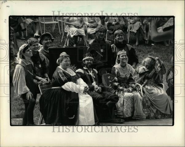 1987 Press Photo Royals Court dueling jesters festival - Historic Images