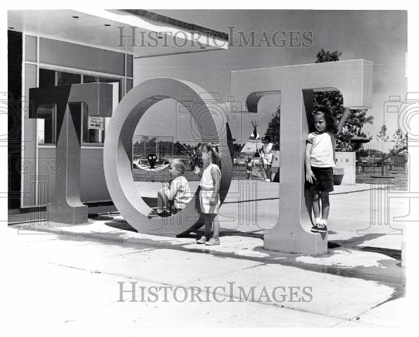 1961 Press Photo Metropolitan Beach - Historic Images