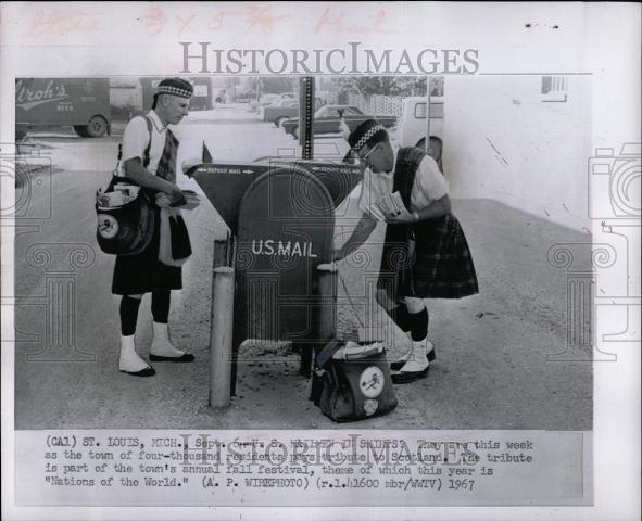 1967 Press Photo US Mailmen skirts St Louis festival - Historic Images