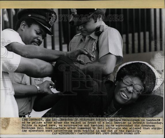 1977 Press Photo Barbara McCullough arrest Bell strike - Historic Images